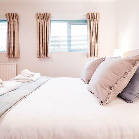 Bright And Spacious Contractor House L Parking! Borehamwood Exterior foto