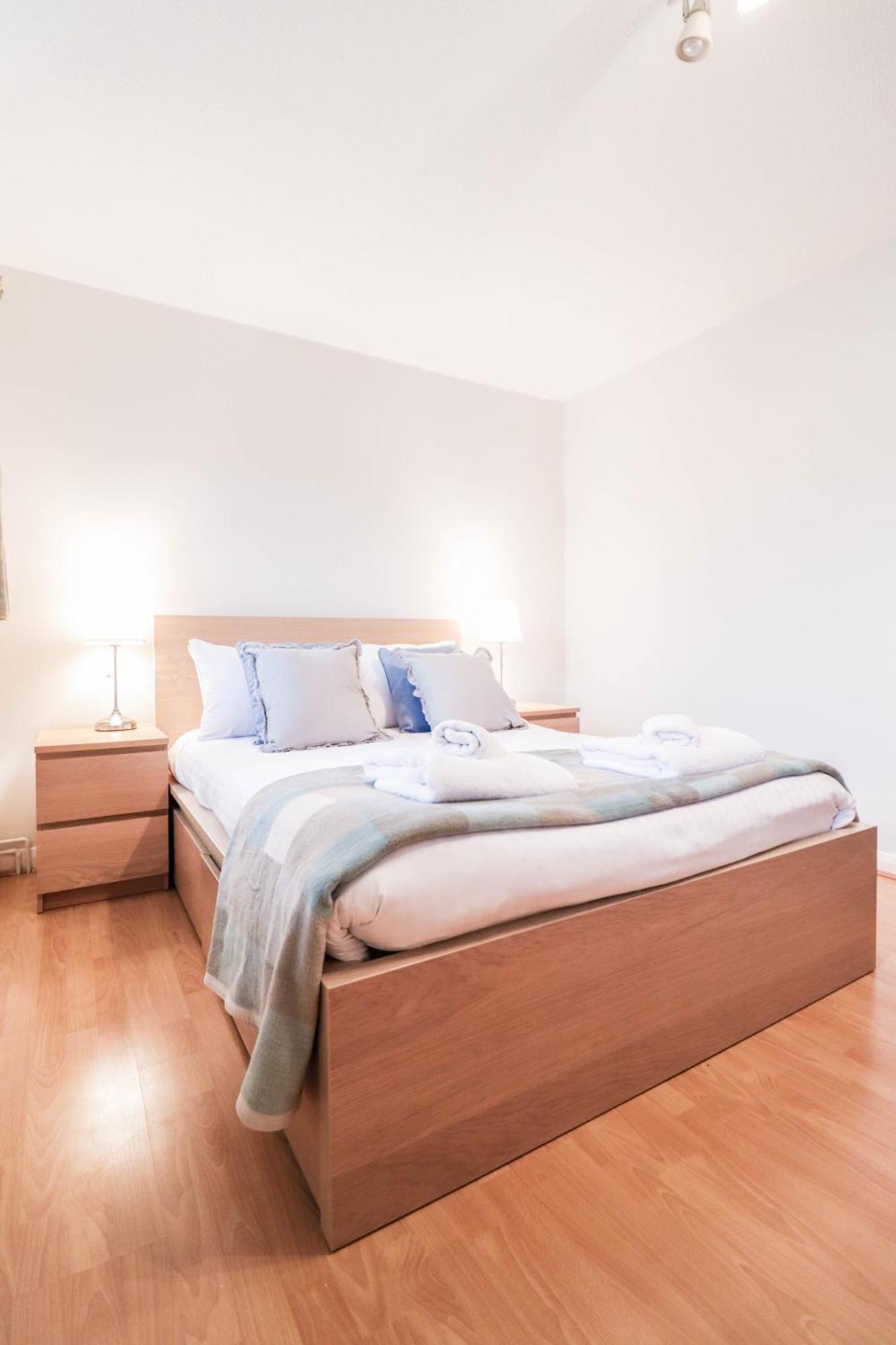 Bright And Spacious Contractor House L Parking! Borehamwood Exterior foto