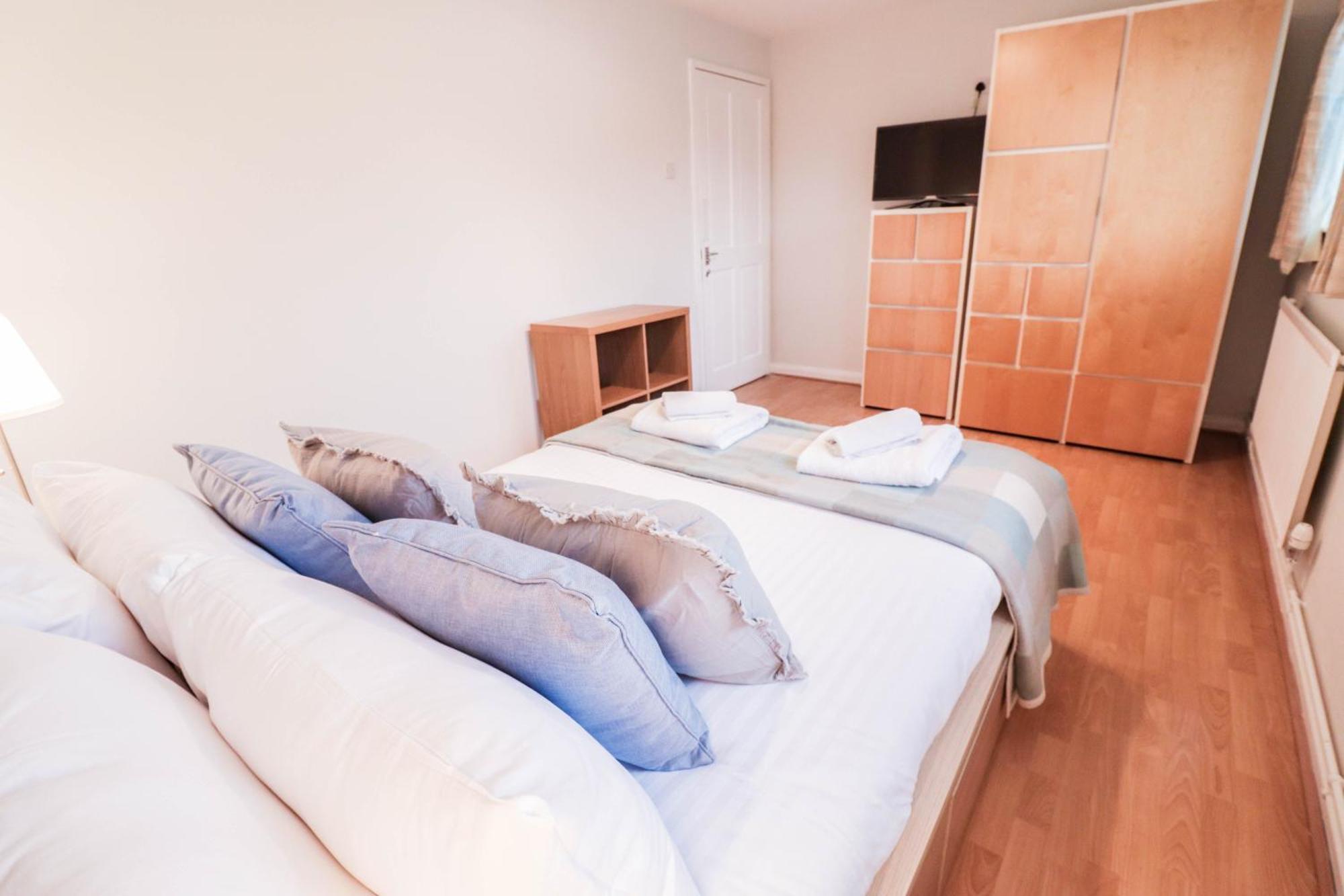 Bright And Spacious Contractor House L Parking! Borehamwood Exterior foto