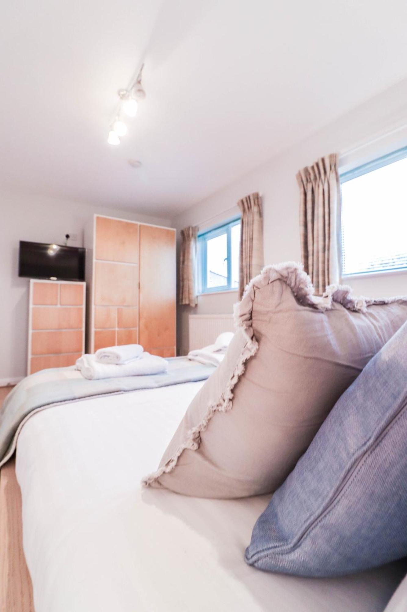 Bright And Spacious Contractor House L Parking! Borehamwood Exterior foto