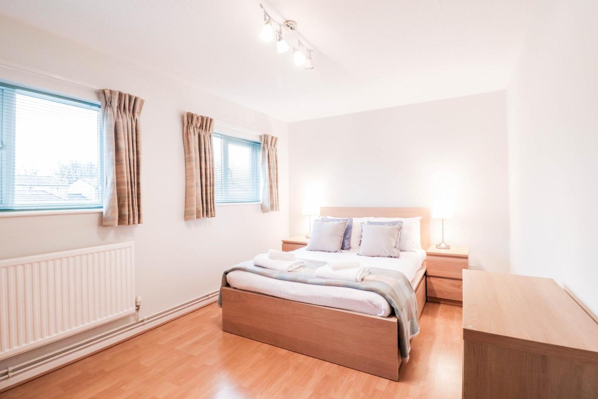 Bright And Spacious Contractor House L Parking! Borehamwood Exterior foto