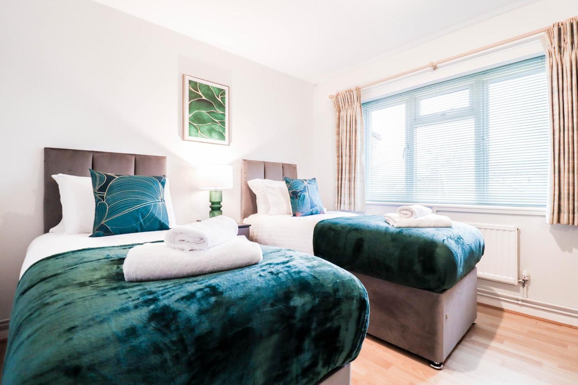 Bright And Spacious Contractor House L Parking! Borehamwood Exterior foto