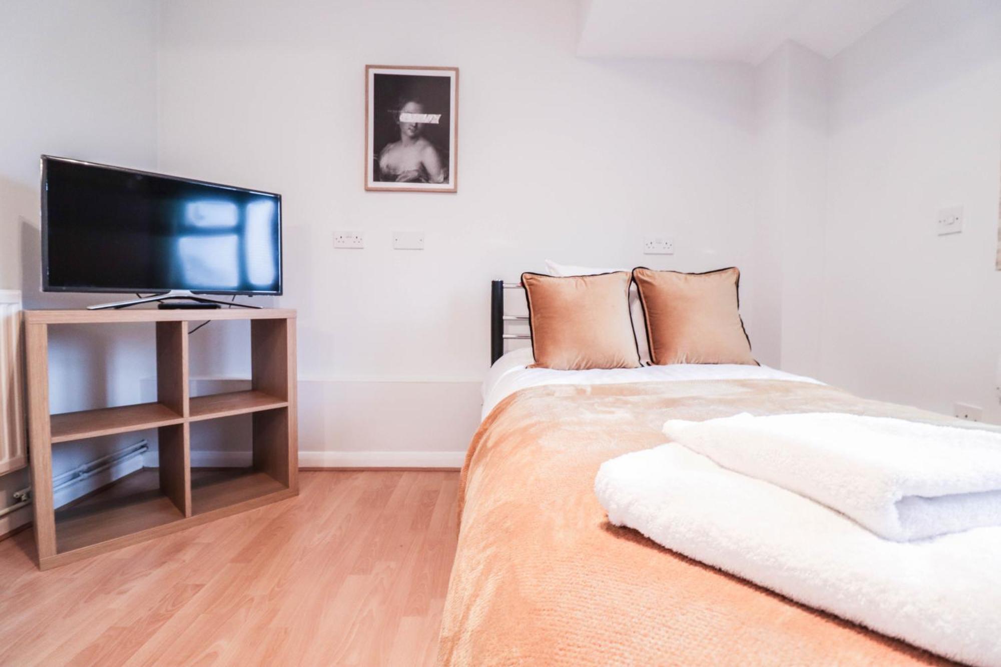 Bright And Spacious Contractor House L Parking! Borehamwood Exterior foto