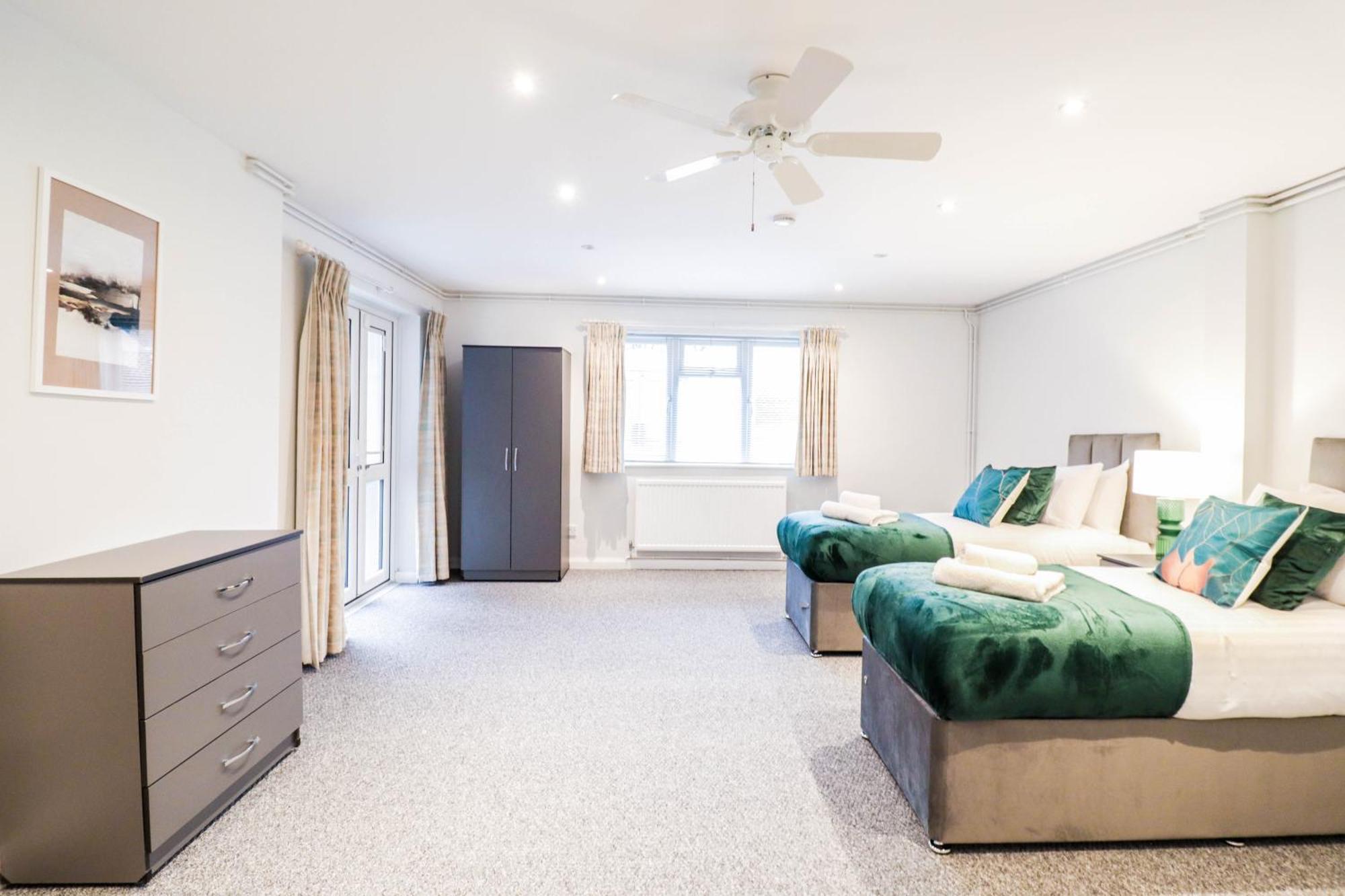 Bright And Spacious Contractor House L Parking! Borehamwood Exterior foto
