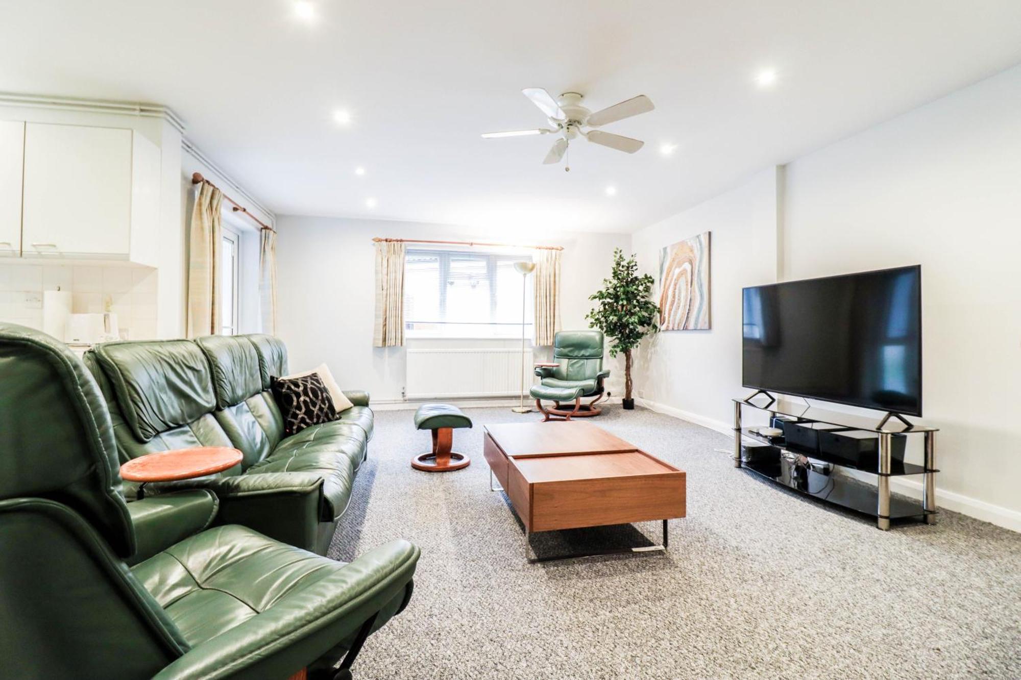 Bright And Spacious Contractor House L Parking! Borehamwood Exterior foto