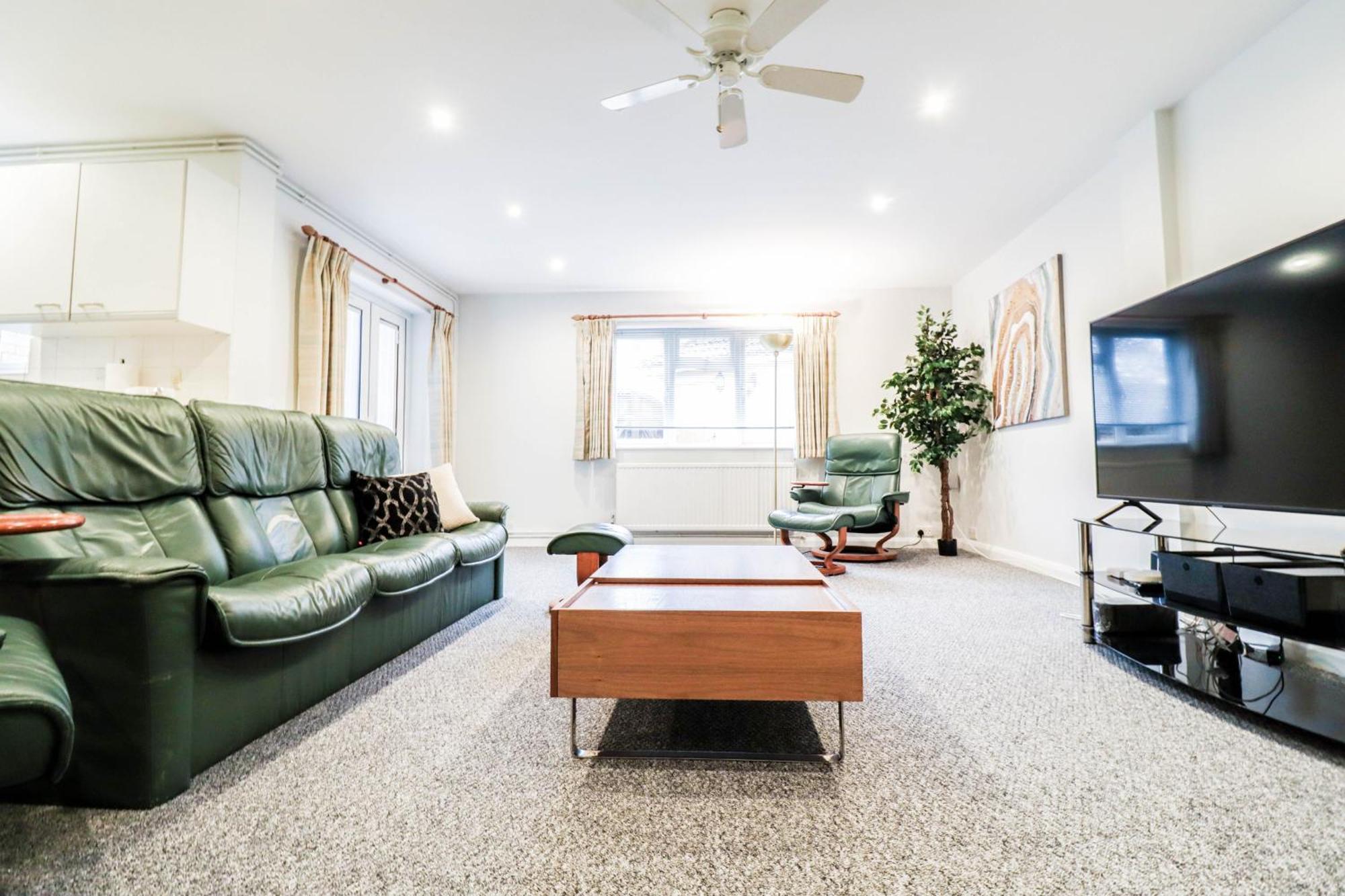 Bright And Spacious Contractor House L Parking! Borehamwood Exterior foto